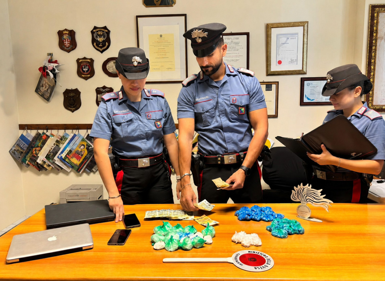 In casa aveva 700 grammi di droga e 4 bici rubate